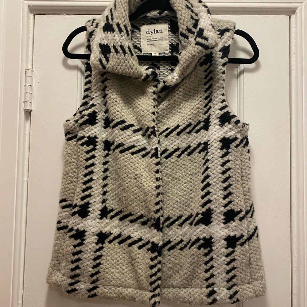 Dylan vest size xs but fits me as a size 4-6
